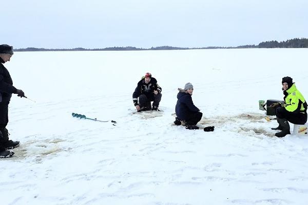 Ziemas pārgājiens mežā ar zveju uz ledus