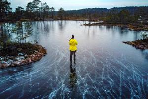 Bogshoeing and skating trip on Estonian frozen boglakes