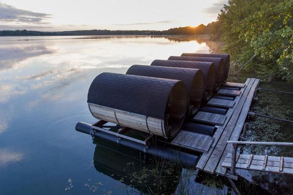 Campingfässer auf dem Wasser im Erholungszentrum Paekalda