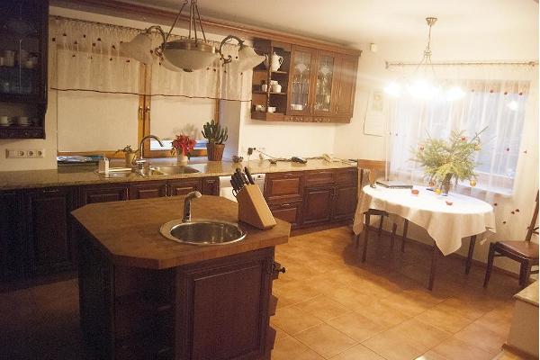 Pildil Riia Villa kodumajutuse hubane köök