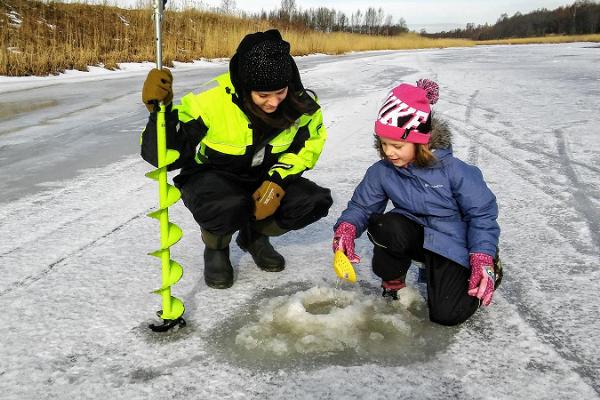 Ziemas zveja uz ledus zvejnieku ciemā Fishing Village