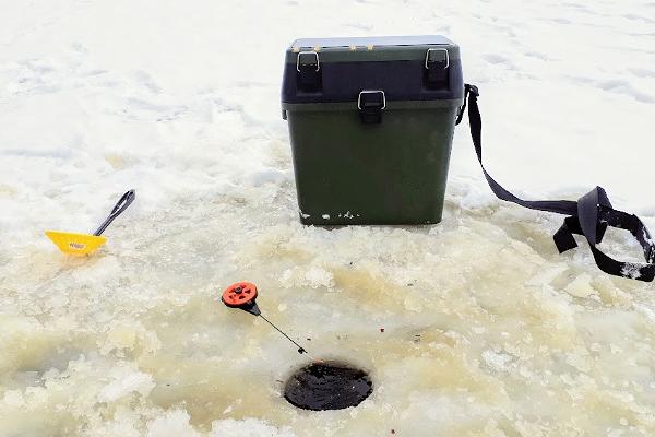 Ziemas zveja uz ledus zvejnieku ciemā Fishing Village