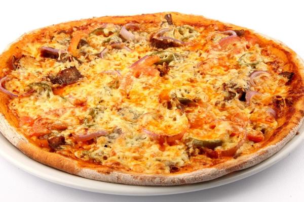 Pildil Kebab Pizza rikkaliku kattega pitsa