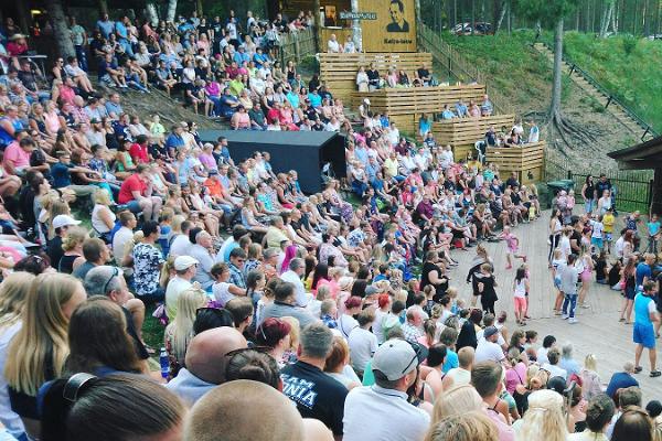 Felsenbühne auf dem Ferienhof Kallaste