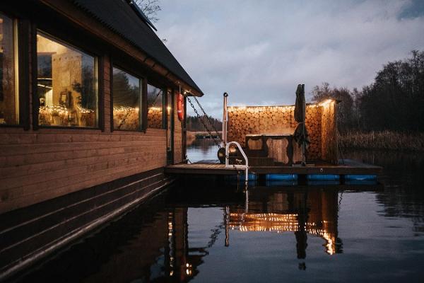 Schwimmender Warmwasserbottich auf dem Fluss Vigala