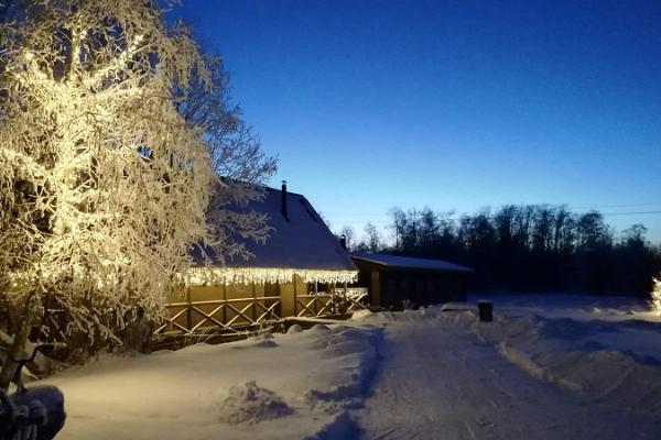 Svinības un apmācības nelielā plosta mājā uz Vigalas upes