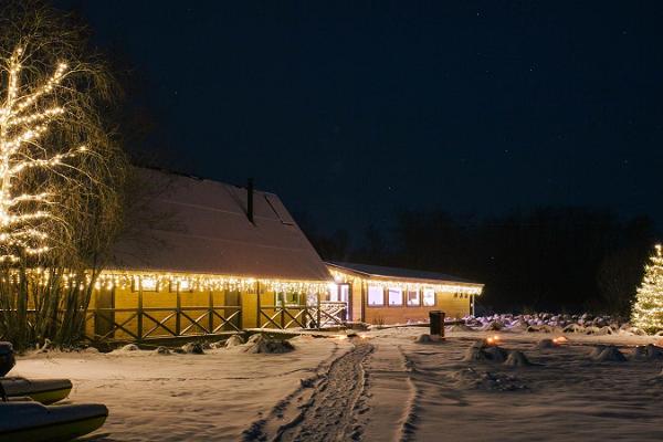 Juhlat ja koulutus pienessä lauttatalossa Vigalan joella