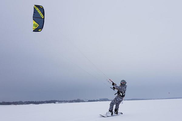 Pärnu Surf Center - talvinen leijalautailukoulutus Pärnun rannassa ja muualla Virossa