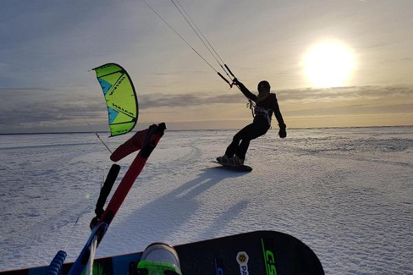 Pärnu Surf Center – Schulung zum winterlichen Kitesurfen am Strand von Pärnu und andernorts in Estland