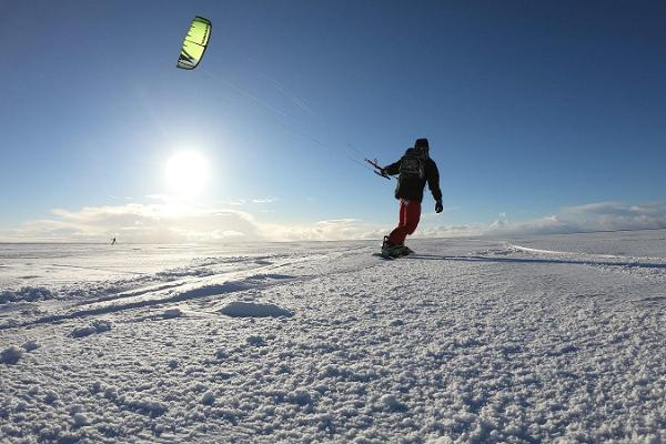 Pärnu Surf Center - vinterns kitesurfing kurs i Pärnu strand och på andra ställen i Estland