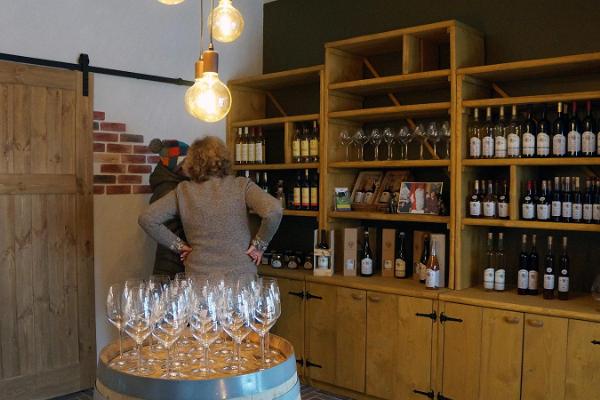Provsmakning av estniska viner i Murimäe Vinkällare
