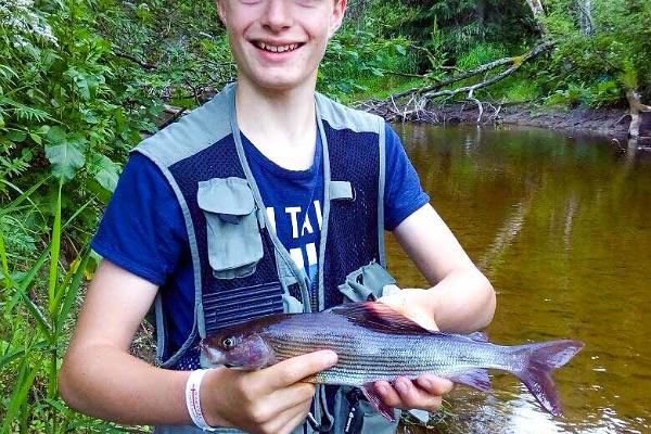 Fiskeresa för familjen i estnisk natur