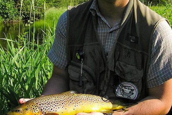 Fiskeresa för familjen i estnisk natur