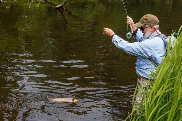 Fiskeresa för familjen i estnisk natur