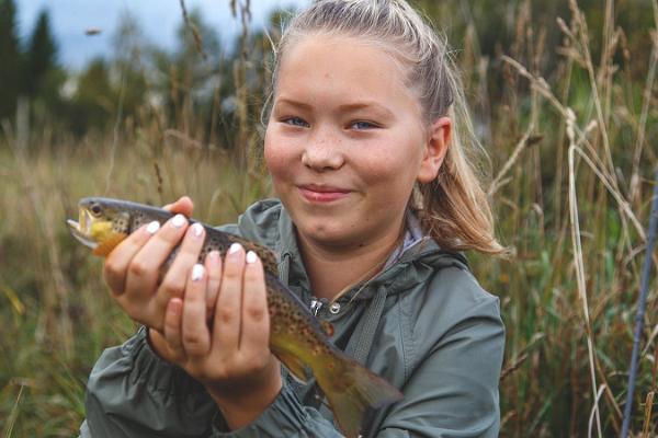 Fiskeresa för familjen i estnisk natur