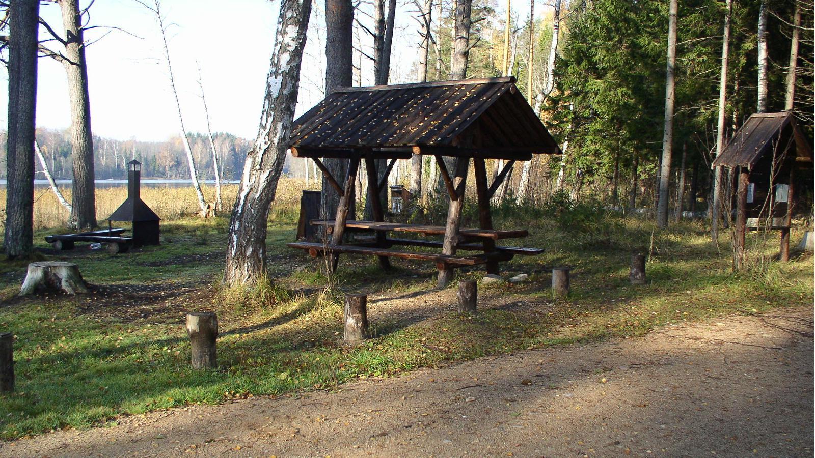 Koorküla Valgjärv ja lõkkekohad - pilt