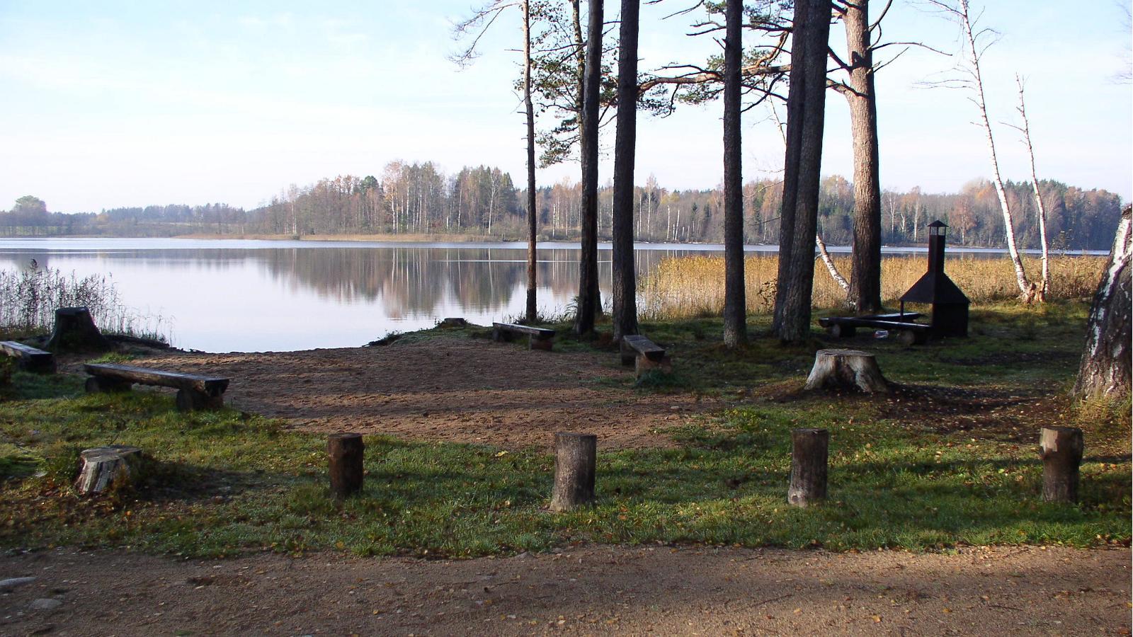 Koorküla Valgjärv ja lõkkekohad - pilt