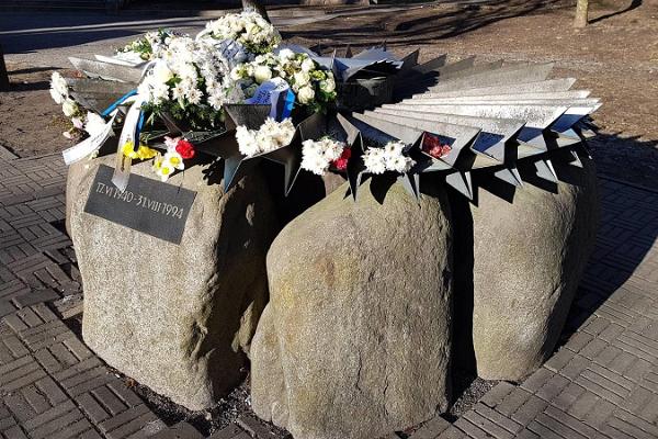 Monument "Rukkilill" ("Blåklint") till offer av stalinism