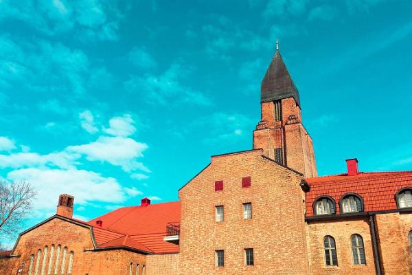 Die evangelisch-lutherische Pauluskirche in Tartu von außen