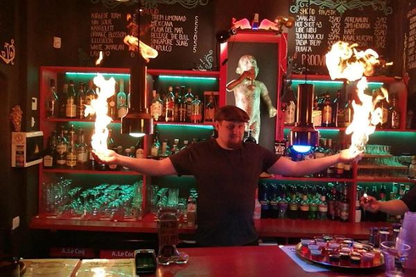 Bar Trepp und ein Barman, der Feuertricks ausführt.