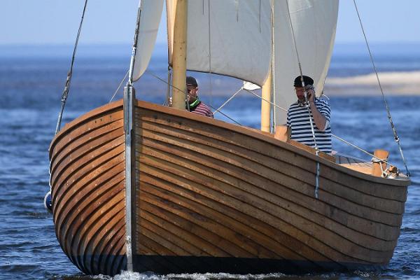 Schiffsfahrt mit dem hölzernen Segelboot „Tütarsaare Aino“