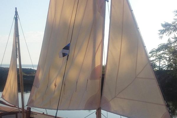 Schiffsfahrt mit dem hölzernen Segelboot „Tütarsaare Aino“