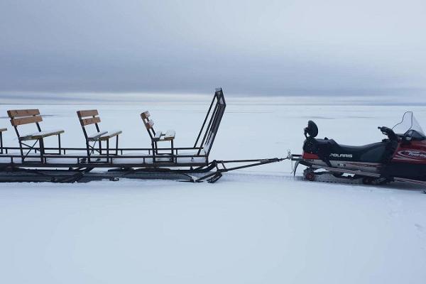 Ледовое зимнее приключение на рыбалке на Чудском озере