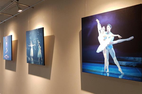 Jõhvi kontserdimaja koridori galeriis asuv balletiteemaline näitus