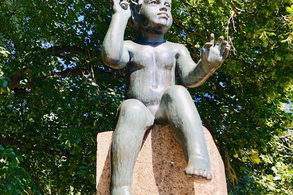 100 000. Tartu iedzīvotāja dzimšanai veltīta skulptūru grupa