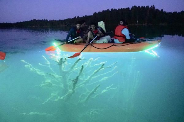 Nacht-Tour auf dem Rummu-See mit einem beleuchteten Floß