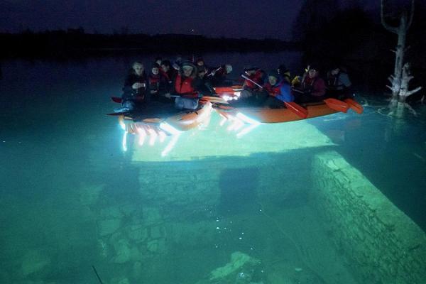 Nacht-Tour auf dem Rummu-See mit einem beleuchteten Floß