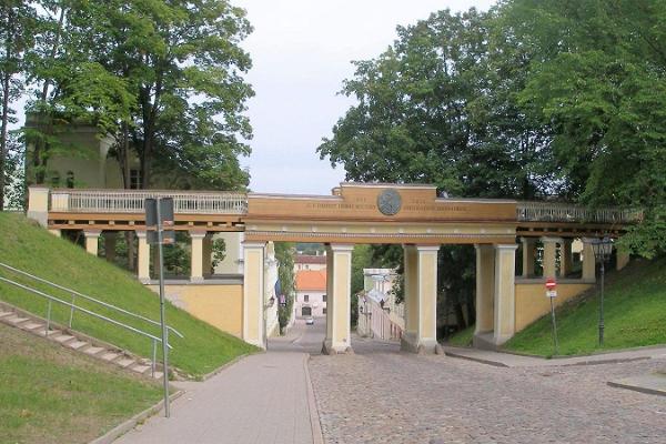 Spaziergang im historischen Tartu: die Engelsbrücke auf dem Domberg
