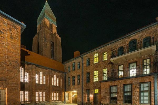 Die evangelisch-lutherische Pauluskirche in Tartu abends von außen gesehen