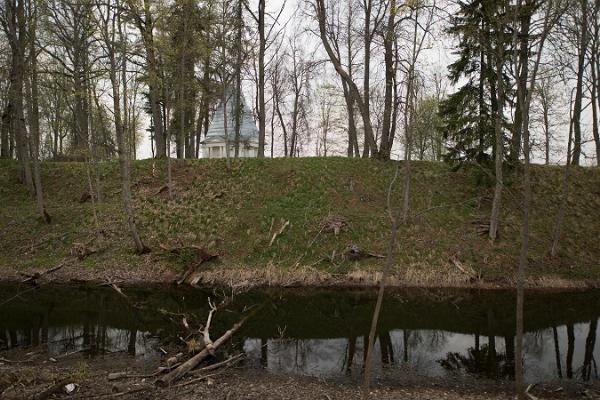 Tarvastu mõisnike Mensenkampffide hauakabel