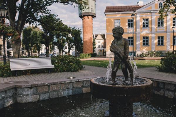 Skulptur „Junge mit Fisch“ auf dem Johan-Laidoner-Platz