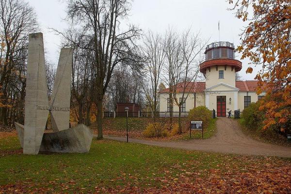 Pildil Friedrich Georg Wilhelm Struve monument