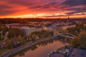 Kaarsild (Bågbron) och färgglad solnedgång i Tartu