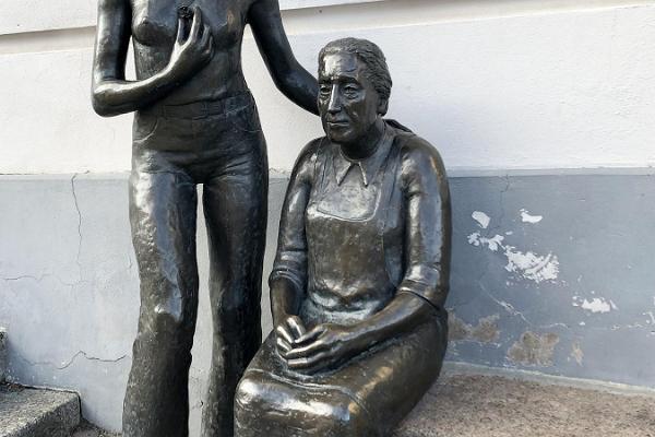 Skulpturen "Lantkvinnor"