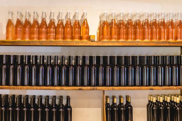 Alatskivin kartanon maut: paikallisten makujen myymälä ja viinikota