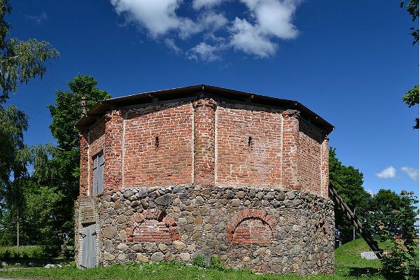 Die Gutshofanlage von Palupera und das gelbe Fenster von National Geographic