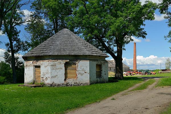 Die Gutshofanlage von Palupera und das gelbe Fenster von National Geographic