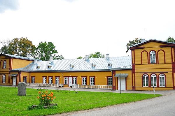 Palupera herrgårdskomplex och National Geographics gula fönster