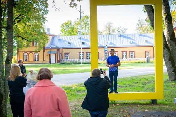 Palupera herrgårdskomplex och National Geographics gula fönster