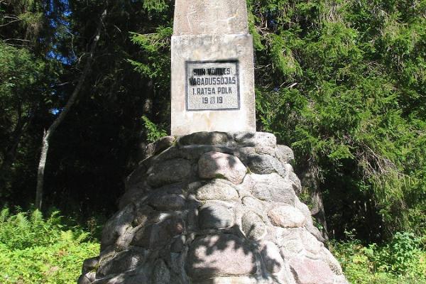 Gedenksäule zum Freiheitskrieg am Fuße des Suur Munamägi