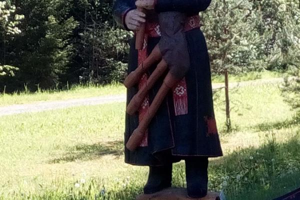 Träskulpturer i Mulgimaa