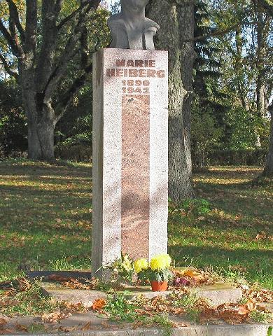 M. Heibergin muistopatsas Urvasten kirkon puistossa