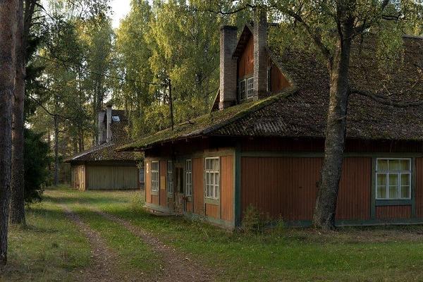Põhjalaager, matkarada, vanad hooned, sõdurite barakid, puitarhitektuur, rohtunud tee, Setomaa, Värska