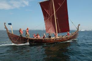 Izklaides braucieni ar vikingu kuģi "Turm"