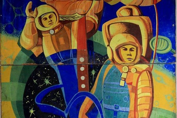 Loomelinnak Aparaaditehase kosmonaute kujutav mural