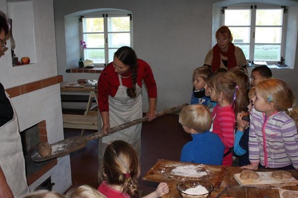 Hellenurme kvarnmuseum, kvarnvärdinnan bakar bröd med barn